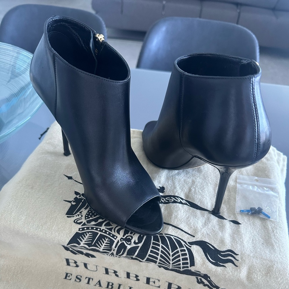 Burberry Sleek Black Leather Heeled Boots